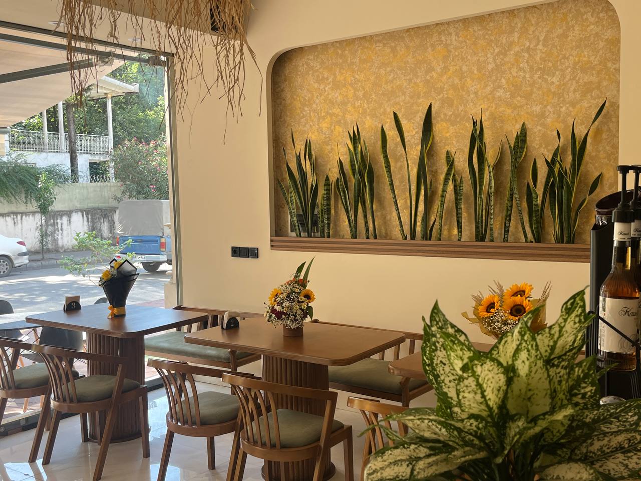 نمای داخلی کافی شاپ لانیا با طراحی مدرن و نور ملایم